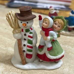 Lefton Colonial Christmas Village Figurine ~ mom & child Making a Snowman #07827